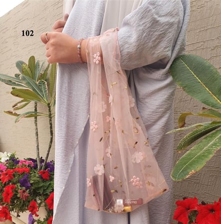 كيس شفاق مميزة الشكل لون زهري عليها أزهار مناسبة ﻷغراضك اليومية