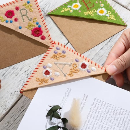 علامة مرجعية لزاوية الكتاب،  تطريز يدوي