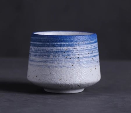 كوب فخار بتصميم حجري