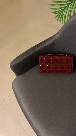 ديور ليدي عنابي لمعه كلاتش مقاس 21cm