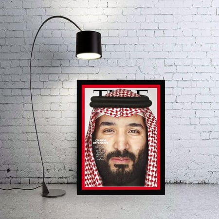 لوحة جدارية للأمير محمد بن سلمان على غلاف مجلة تايم بإطار أسود معروض