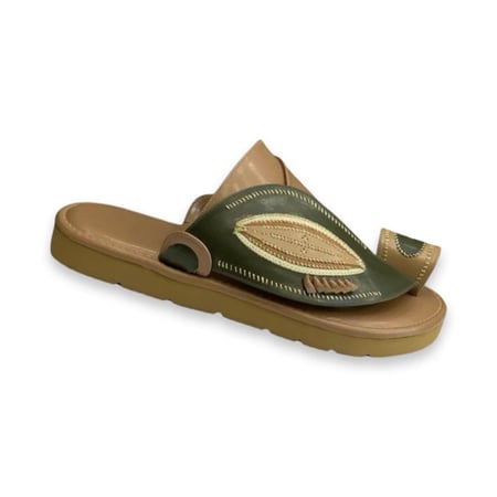 حذاء  شرقي مطرز يدوي ارضيه بيج ع زيتي