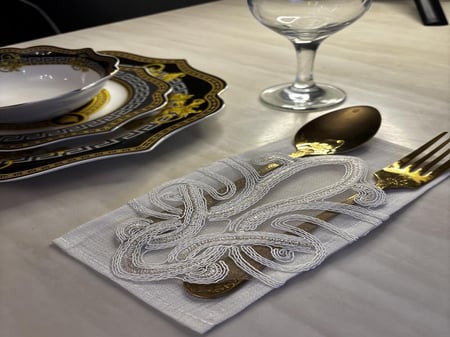 حامل ملاعق  بدانتيل مميز