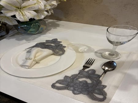 طقم مفارش دانتيل لون رصاصي