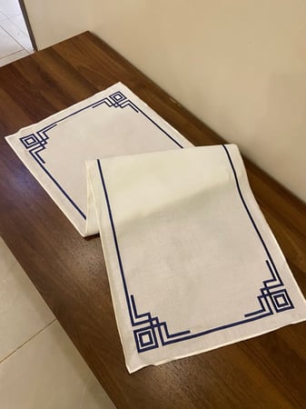 مفرش تطريز كحلي وسط الطاوله