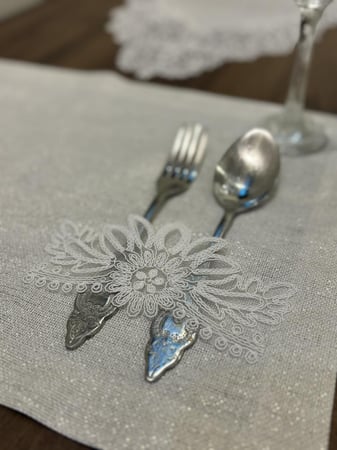مفرش دانتيل. بقماش لامع