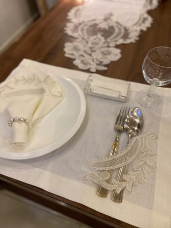 طقم مفارش دانتيل لطاولة الطعام