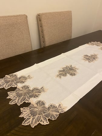 مفرش دانتيل وسط الطاوله