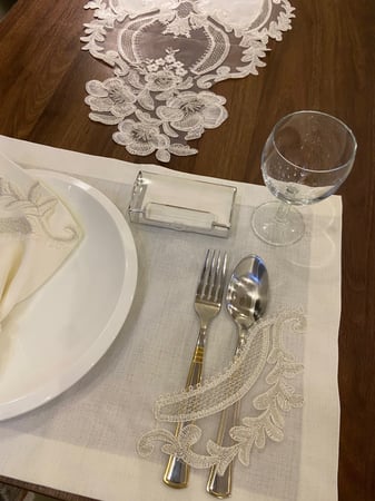 طقم مفارش دانتيل لطاولة الطعام