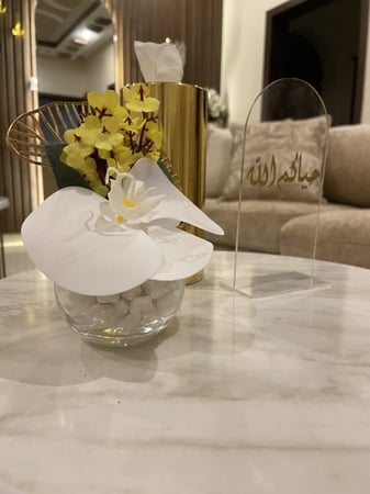 فازة ورد ميني لطاوله الخدمه