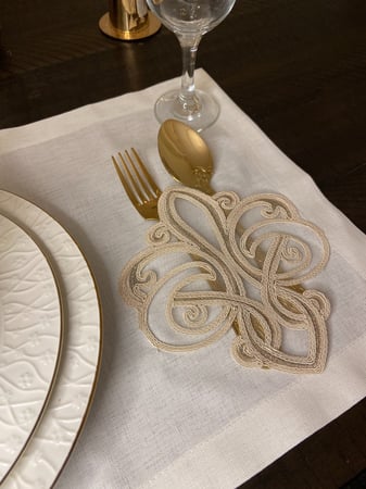 مفرش دانتيل. ذهبي