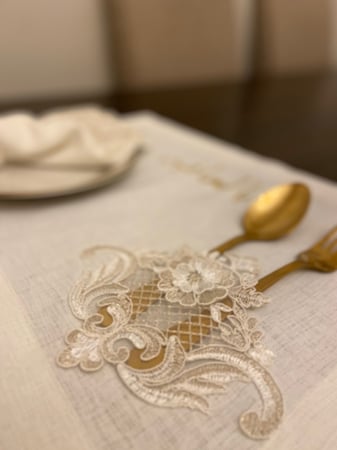 دانتيل بتطريز  عباره بالعافيه