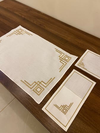 طقم  تطريز ذهبي  لطاوله الطعام