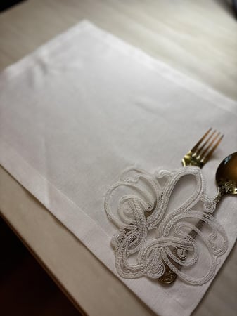 طقم مفارش دانتيل ذهبي لطاولة الطعام