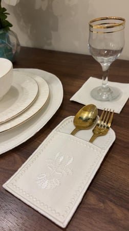 طقم أنيق لمفارش تطريز لطاولة الطعام