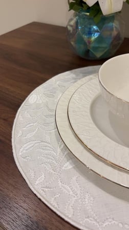 طقم أنيق لمفارش تطريز لطاولة الطعام