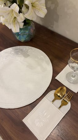 طقم أنيق لمفارش تطريز لطاولة الطعام