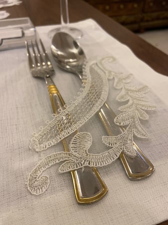 طقم مفارش دانتيل لطاولة الطعام