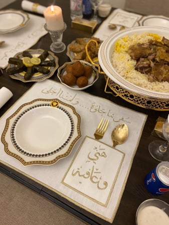 مفرش صحن سفرتنا حلوه ولمتنا احلى