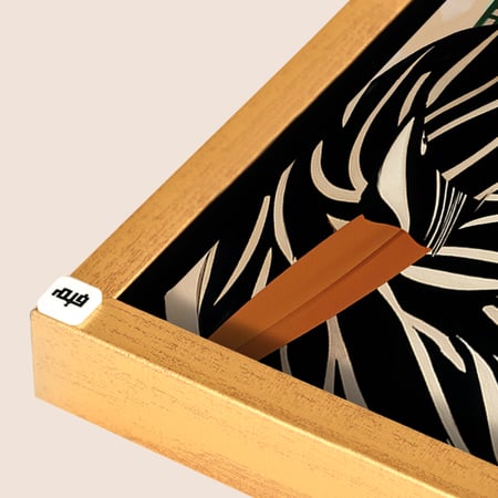 لوحة جدارية كانفس تصور شخصية انثوية بأسلوب تجريدي