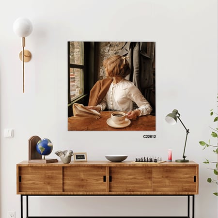 لوحة جدارية كانفس تصور فتاة حاملة لكوب من القهوة