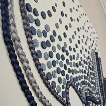 لوحة يدوية بتصميم مبتكر يدمج الحبال والجبس