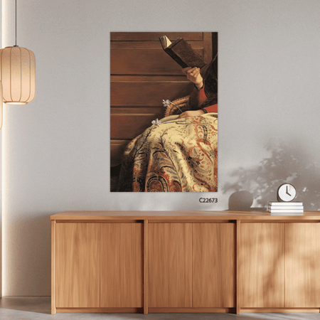 لوحة جدارية كانفس بتصميم كلاسيكي يظهر فتاة تقرا كتاب وتمسك بزهور في اليد الاخرى