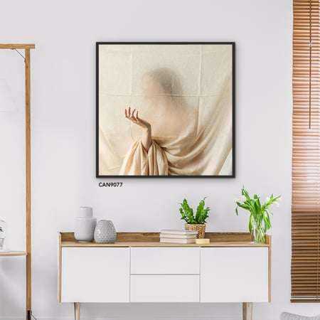 لوحة جدارية كانفس ، فتاة خلف الستار - اللون البيج - فن تشكيلي
