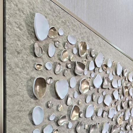 لوحة جدارية جبسية بخلفية محايدة واشكال الاصداف