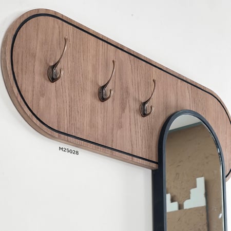 مرآة طولية وعلاقات ملابس بتصميم هندسي انيق