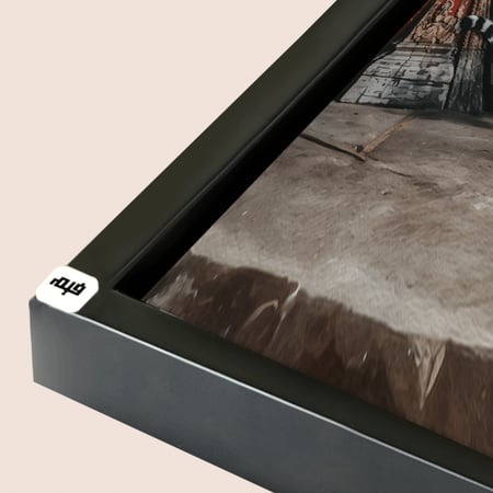 لوحة جدارية كانفس تصور فهد وفي خلفه باب خشبي قديم