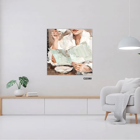 لوحة جدارية كانفس ،فتاة تقرأ وفنجان قهوة تدرجات الابيض والبني والبيج