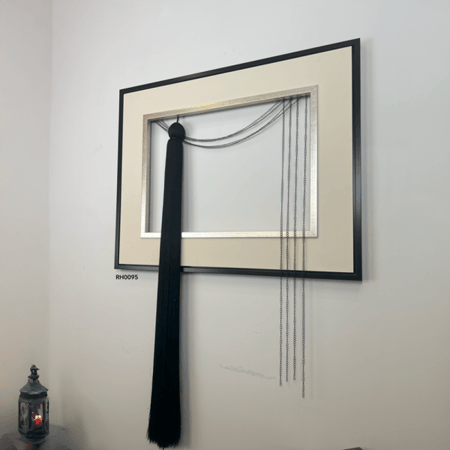 لوحة جدارية تجريدية مودرن مفرغة بإطار مزدوج يتدلى منها أهداب سوداء طوي