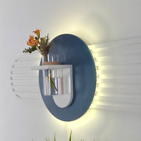 لوحة جدارية خشبية بتصميم انيق مزودة بإضاءة LED ومزهرية