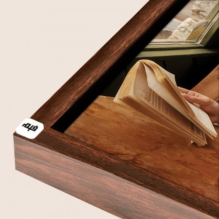 لوحة جدارية كانفس تصور فتاة حاملة لكوب من القهوة