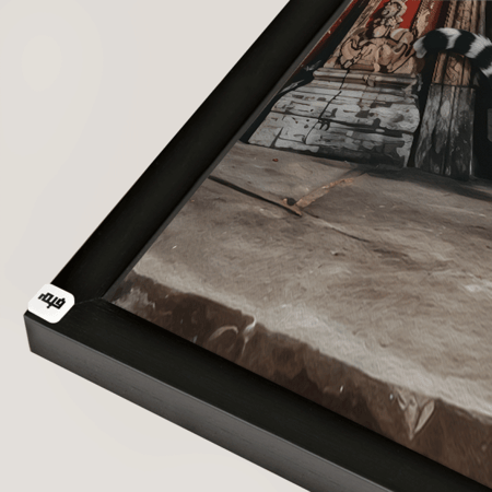 لوحة جدارية كانفس تصور فهد وفي خلفه باب خشبي قديم