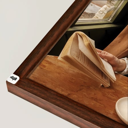 لوحة جدارية كانفس تصور فتاة حاملة لكوب من القهوة