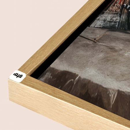 لوحة جدارية كانفس تصور فهد وفي خلفه باب خشبي قديم