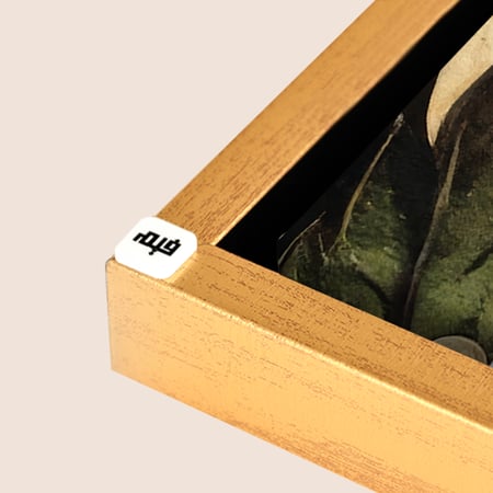 لوحة جدارية كانفس تصور زهور وفازة عملاقة ومرايا بين قطع الكانفس