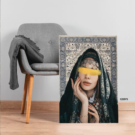 لوحة جدارية كانفس فتاة بخلفية نقوش سجاد بتدرجات الازرق والبيج