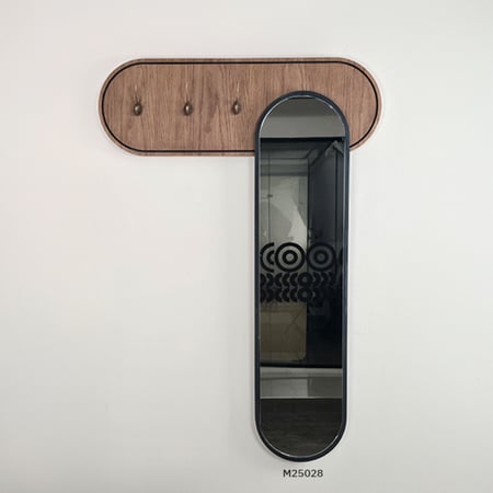 مرآة طولية وعلاقات ملابس بتصميم هندسي انيق