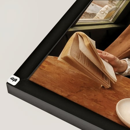 لوحة جدارية كانفس تصور فتاة حاملة لكوب من القهوة