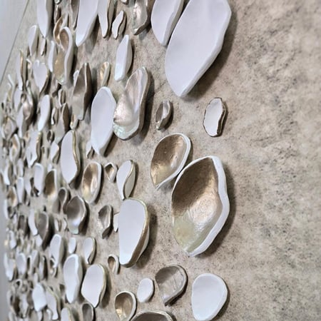 لوحة جدارية جبسية بخلفية محايدة واشكال الاصداف