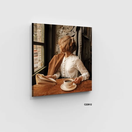 لوحة جدارية كانفس تصور فتاة حاملة لكوب من القهوة