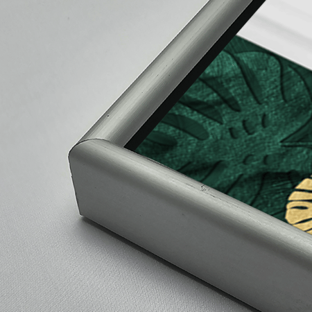 لوحة جدارية أكريليك تصور أوراق شجر بتدرجات من الأخضر والذهبي والأبيض