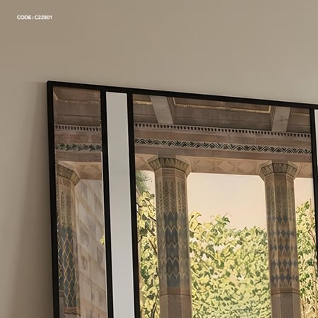 لوحة جدارية كانفس تصور مدخل يطل على حديقة خضراء ومرايا بين قطع الكانفس