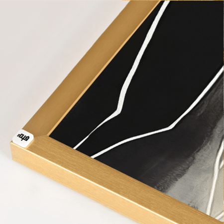 لوحة جدارية  كانفس تصور وردة مع أشخاص بتدرجات الرمادي والبني مع الأسود.