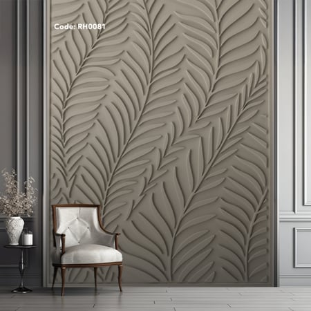 جدارية خشبية، تتميز بتصميم نباتي يحاكي أوراق سعف النخيل .