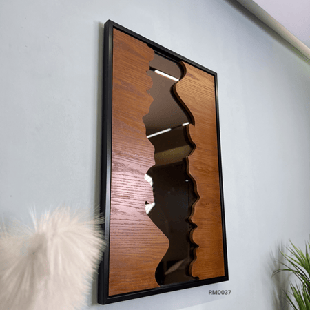 مرايا بتصميم أنيق  يحيطها خشب بلون بني طبيعي ومرايا بنية