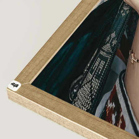 لوحة جدارية كانفس فتاة بخلفية نقوش سجاد بتدرجات الازرق والبيج